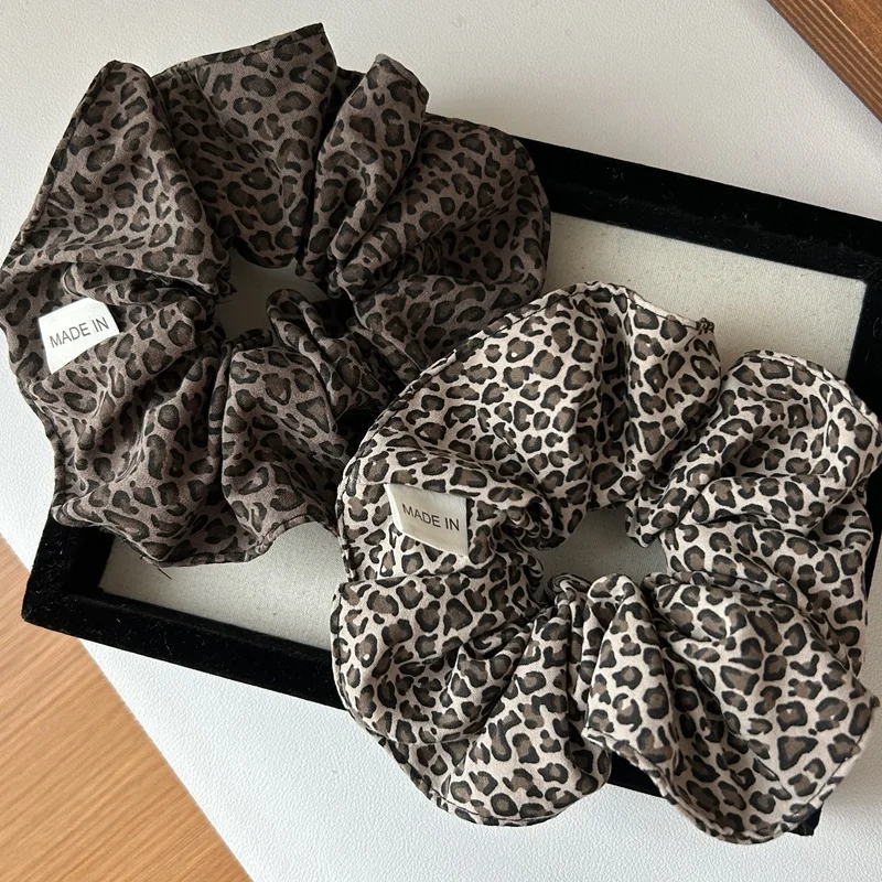 Léa - Oversized Scrunchie im Leo-Design