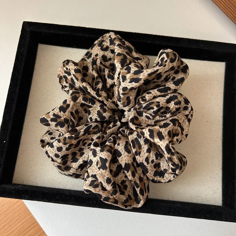 Léa - Oversized Scrunchie im Leo-Design - Image 3